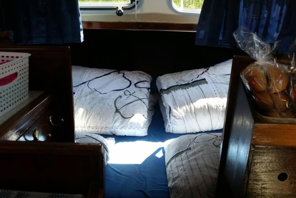 Boat Allemansfreon - Kamperen Op Het Water - Niet Om Mee Te Varen - Read Host Profile-Lees Hostprofiel Jutrijp Exteriér fotografie