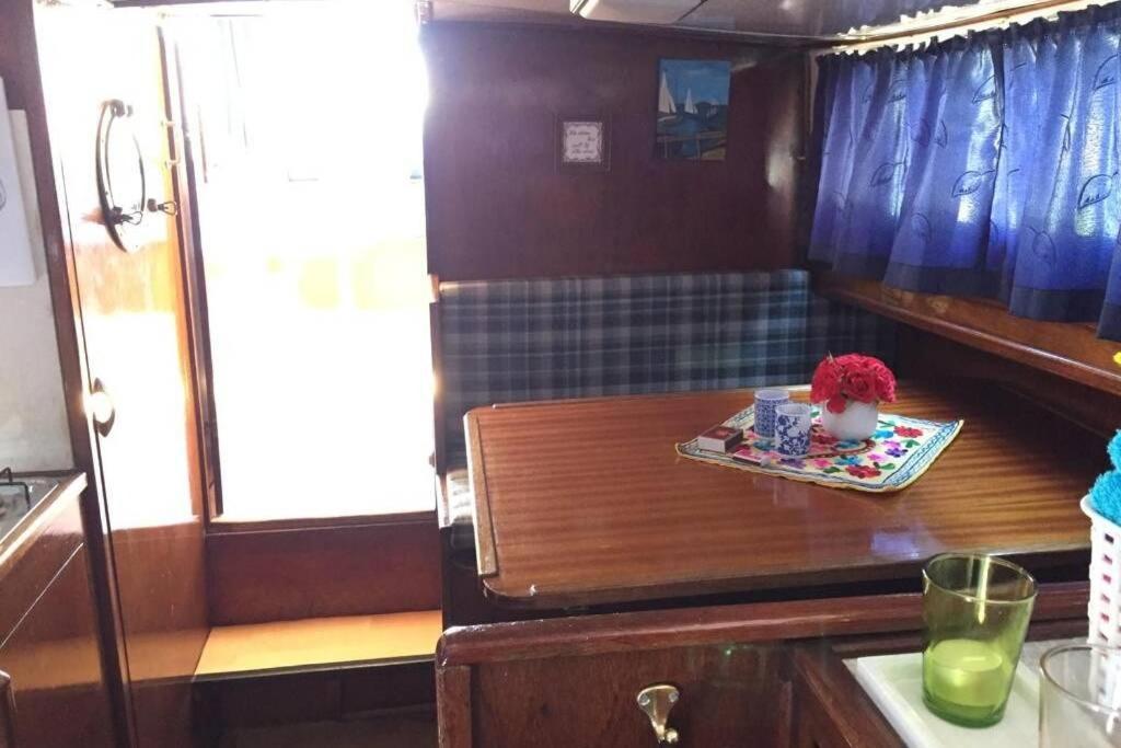 Boat Allemansfreon - Kamperen Op Het Water - Niet Om Mee Te Varen - Read Host Profile-Lees Hostprofiel Jutrijp Exteriér fotografie