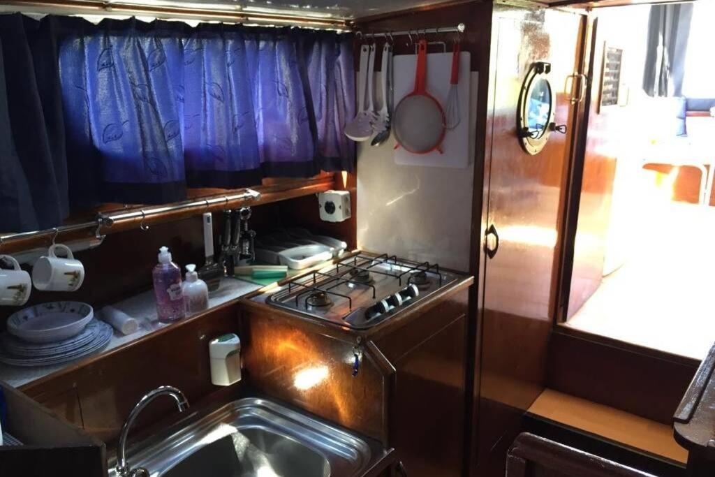 Boat Allemansfreon - Kamperen Op Het Water - Niet Om Mee Te Varen - Read Host Profile-Lees Hostprofiel Jutrijp Exteriér fotografie