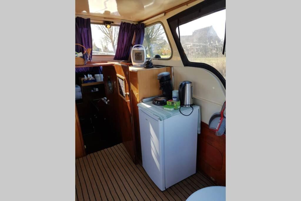 Boat Allemansfreon - Kamperen Op Het Water - Niet Om Mee Te Varen - Read Host Profile-Lees Hostprofiel Jutrijp Exteriér fotografie