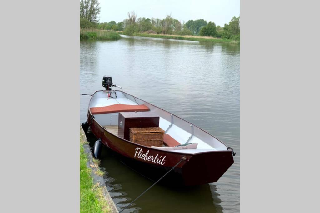 Boat Allemansfreon - Kamperen Op Het Water - Niet Om Mee Te Varen - Read Host Profile-Lees Hostprofiel Jutrijp Exteriér fotografie